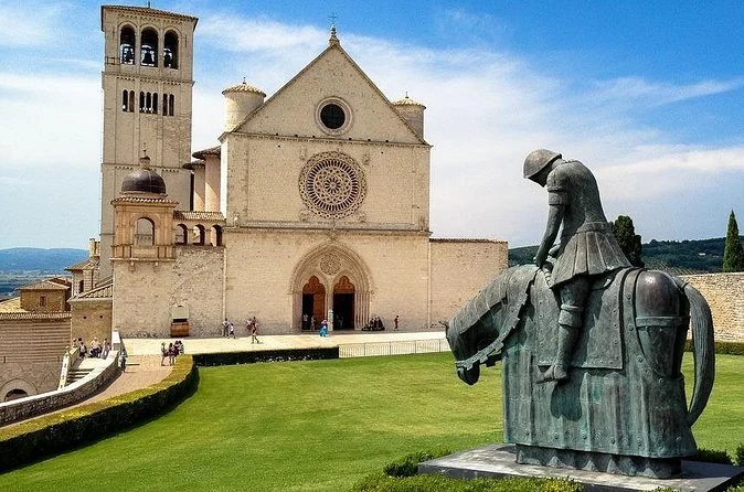 Statue des heiligen Franziskus zu Pferd auf dem Rasen vor der Oberbasilika
